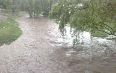 Ocho evacuados al desbordar el r�o Suqu�a en La Calera