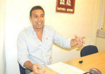 P�rez prometi� llevar a la Justicia a todos los m�dicos que cobren diferencias