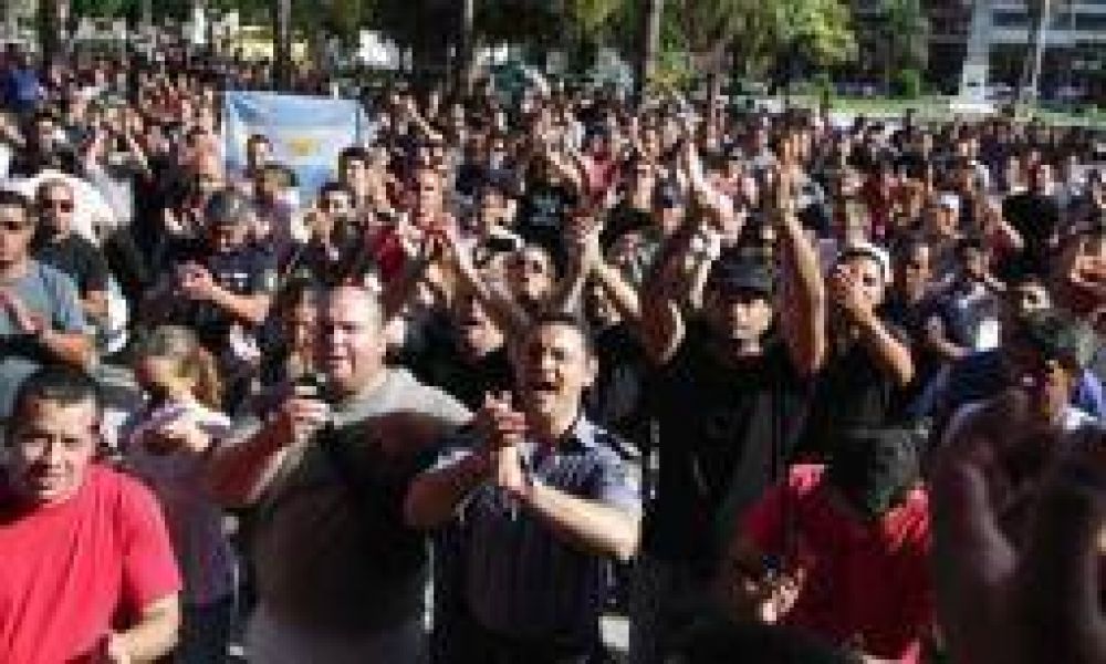 Impulsan ley para penalizar a polic�as que abandonen sus tareas