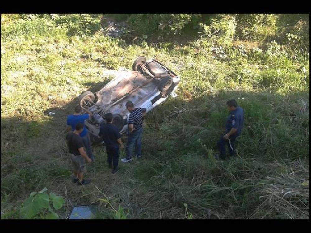 Un auto cay� a un arroyo en Santa Elena