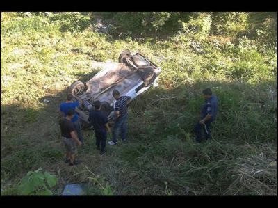 Un auto cay� a un arroyo en Santa Elena