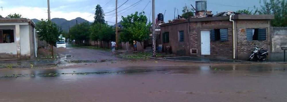 Intensa lluvia y granizo en Chilecito
