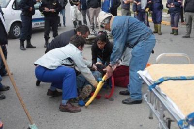 Fuerte choque entre una moto y una camioneta