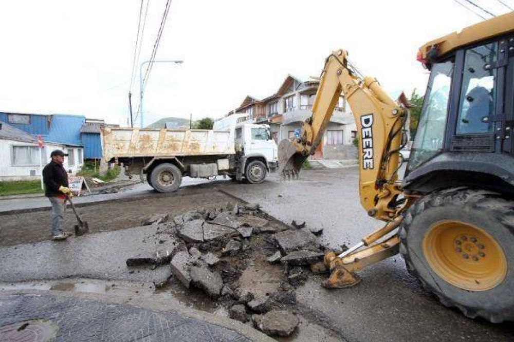 Contin�a el bacheo intensivo sobre Lapataia y Pastor Lawrence