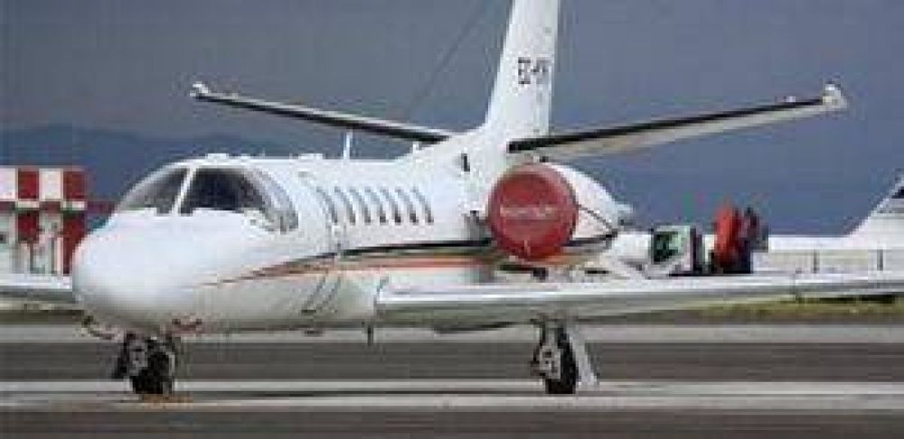 Por una falla en el avi�n provincial U�ac regresa en vuelo de l�nea