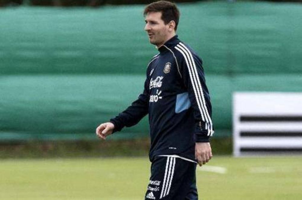 Messi evoluciona "bien" de su lesi�n y el viernes le realizar�n estudios