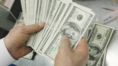 Se aceler� la devaluaci�n: el d�lar oficial salt� cinco centavos y cerr� a $ 6,38