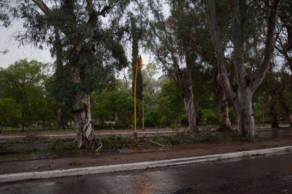 Violento temporal provoc� numerosos destrozos en Las Termas