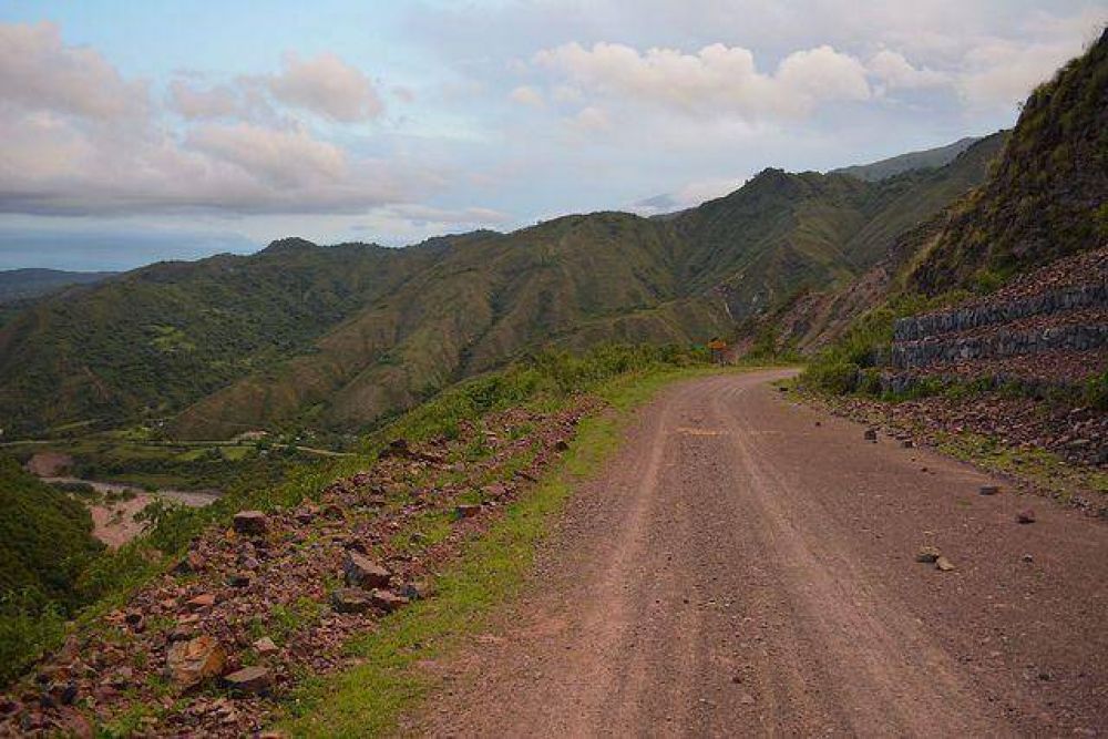  Por derrumbes cerraron ruta que une Termas con las lagunas de Yala