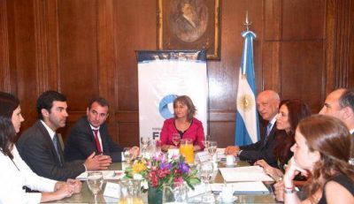 P�rez dialog� con Gils Carb� sobre programas contra el tr�fico de drogas