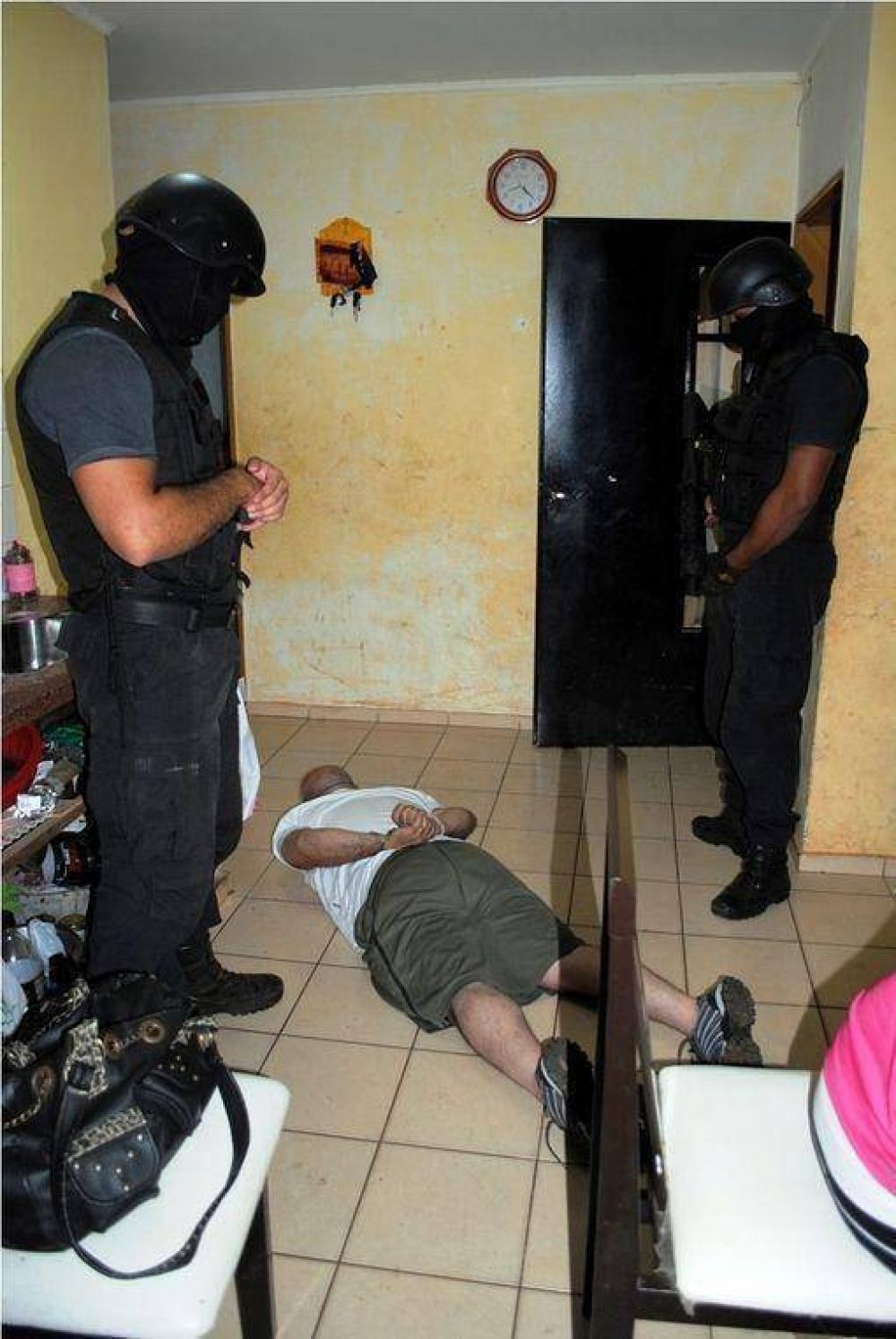 Detuvieron a ex convicto acusado de agredir a su pareja y efectuar disparos para intimidar a su suegro