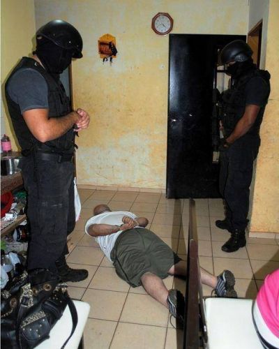 Detuvieron a ex convicto acusado de agredir a su pareja y efectuar disparos para intimidar a su suegro