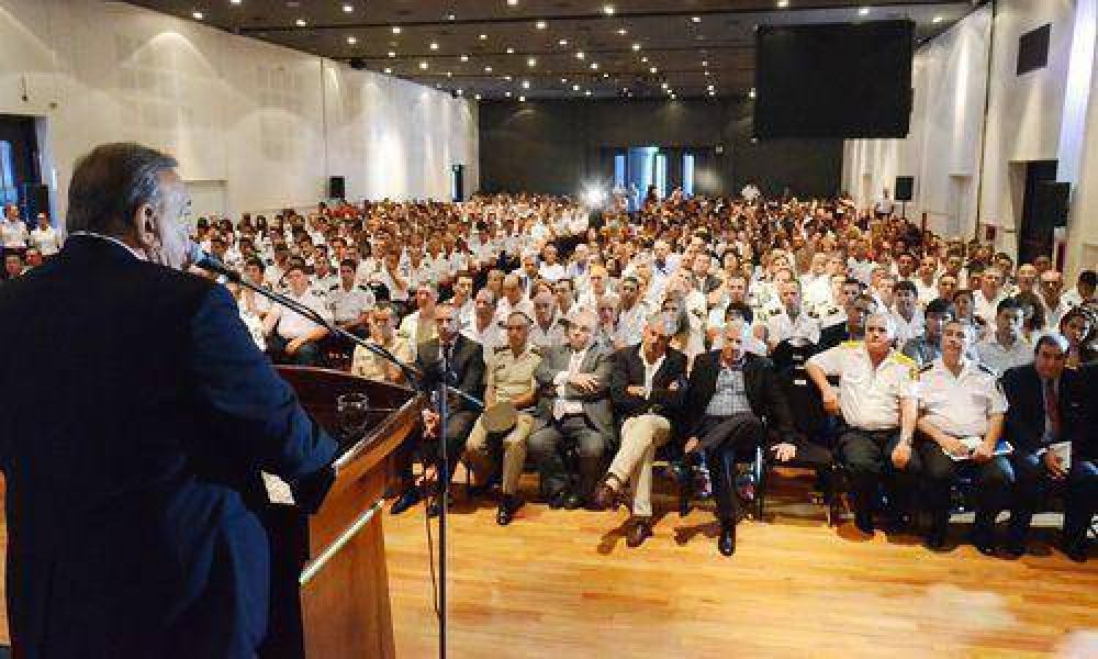 Anuncian cambios de gabinete y el bono para los municipales