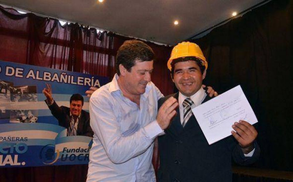 Unos 25 pilarenses egresaron de los cursos de la Fundaci�n UOCRA y Casas Compa�eras