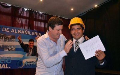 Unos 25 pilarenses egresaron de los cursos de la Fundaci�n UOCRA y Casas Compa�eras