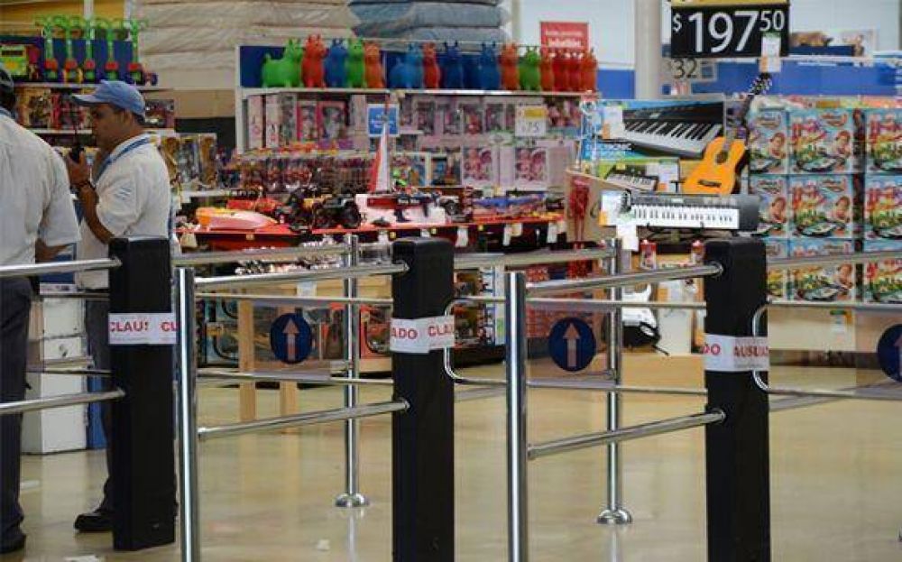 Por falta de higiene y venta de productos vencidos clausuraron la sucursal Pilar de Walmart