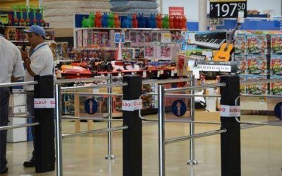 Por falta de higiene y venta de productos vencidos clausuraron la sucursal Pilar de Walmart