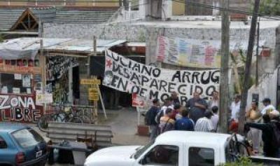 La Matanza: Familiares de Luciano Arruga realizan escrache radial frente a la Municipalidad