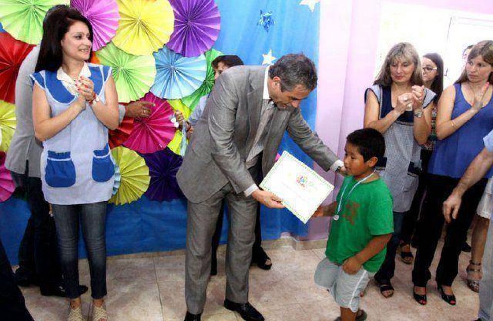 Ferraresi inaugur� el SUM del Jard�n de Infantes y Maternal de Villa Dom�nico 