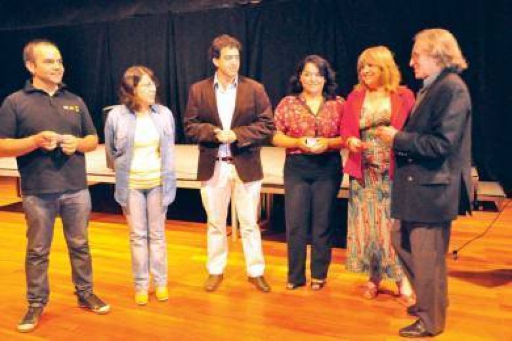 AFSCA hizo entrega de matriculas a locutores locales y premios del FOMECA