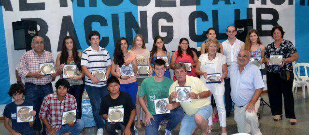La Filial de Racing Club, cerr� el a�o con cena, donaciones y distinciones