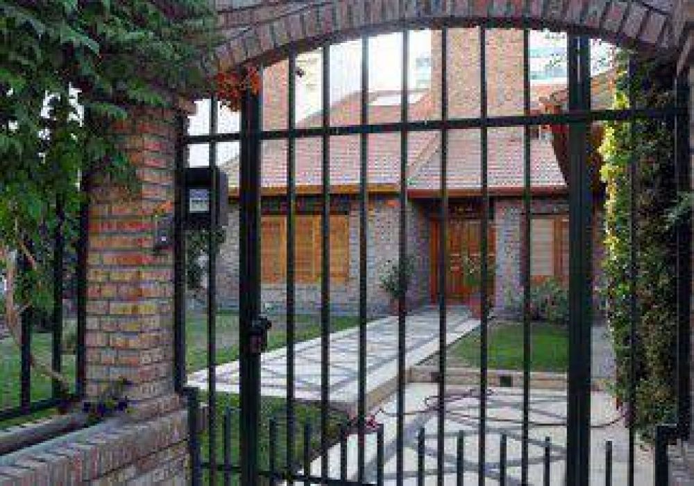 Delincuentes armados saquearon una minera 