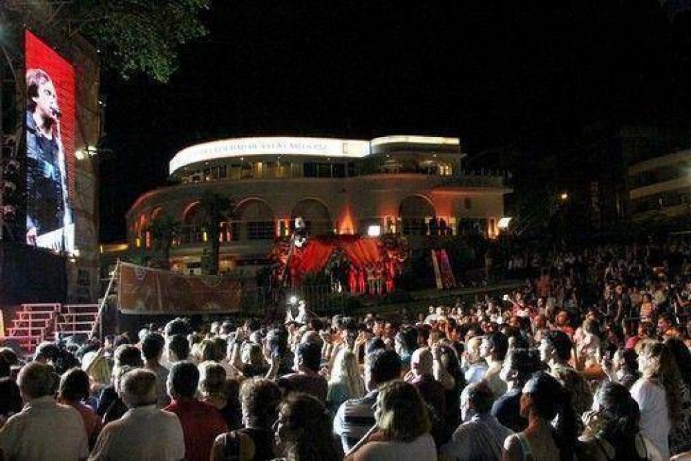 Una multitud acompa�� la fiesta de apertura de temporada en Carlos Paz