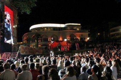 Una multitud acompa�� la fiesta de apertura de temporada en Carlos Paz