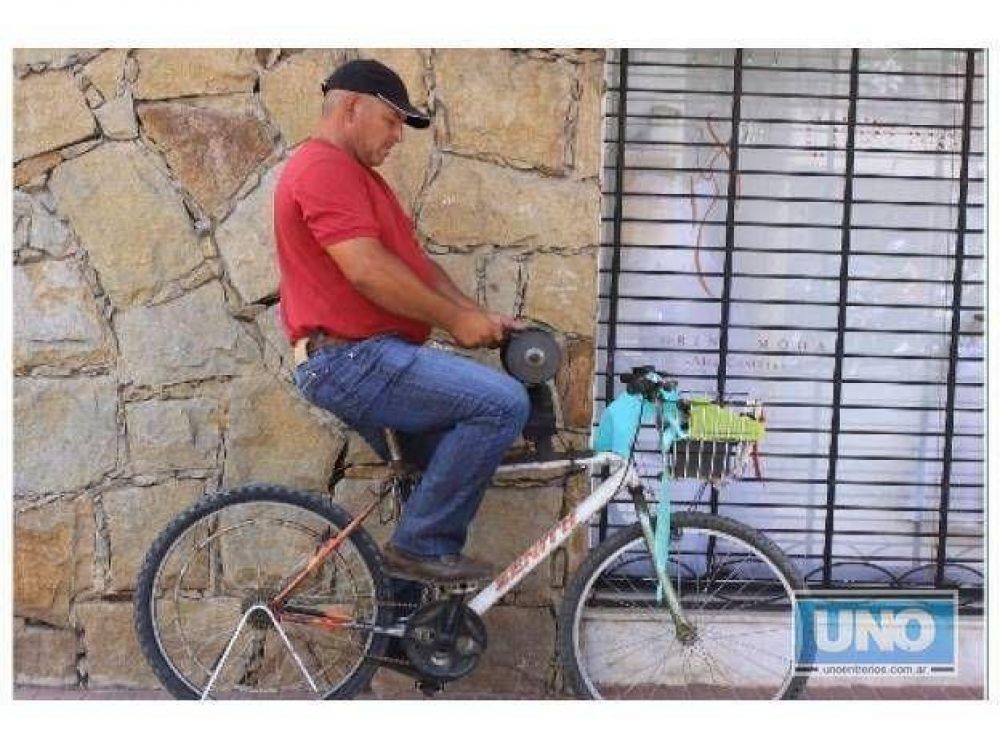 El afilador de los barrios que llega al centro el fin de semana