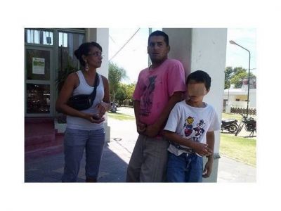 Un hombre y su peque�o hijo, encadenados en el palacio municipal de Santa Elena
