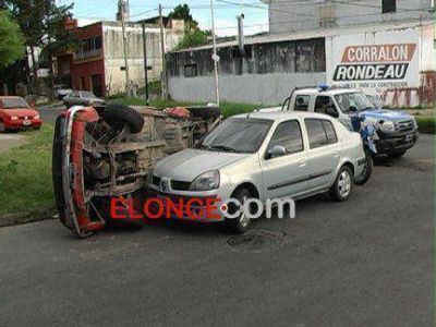 Un autom�vil volc� tras impactar contra otro rodado