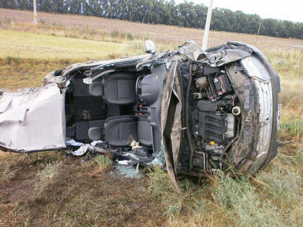 Bahienses salvaron su vida de milagro al accidentarse en el acceso a Saldungaray