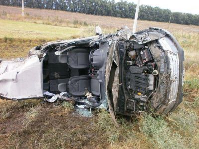 Bahienses salvaron su vida de milagro al accidentarse en el acceso a Saldungaray