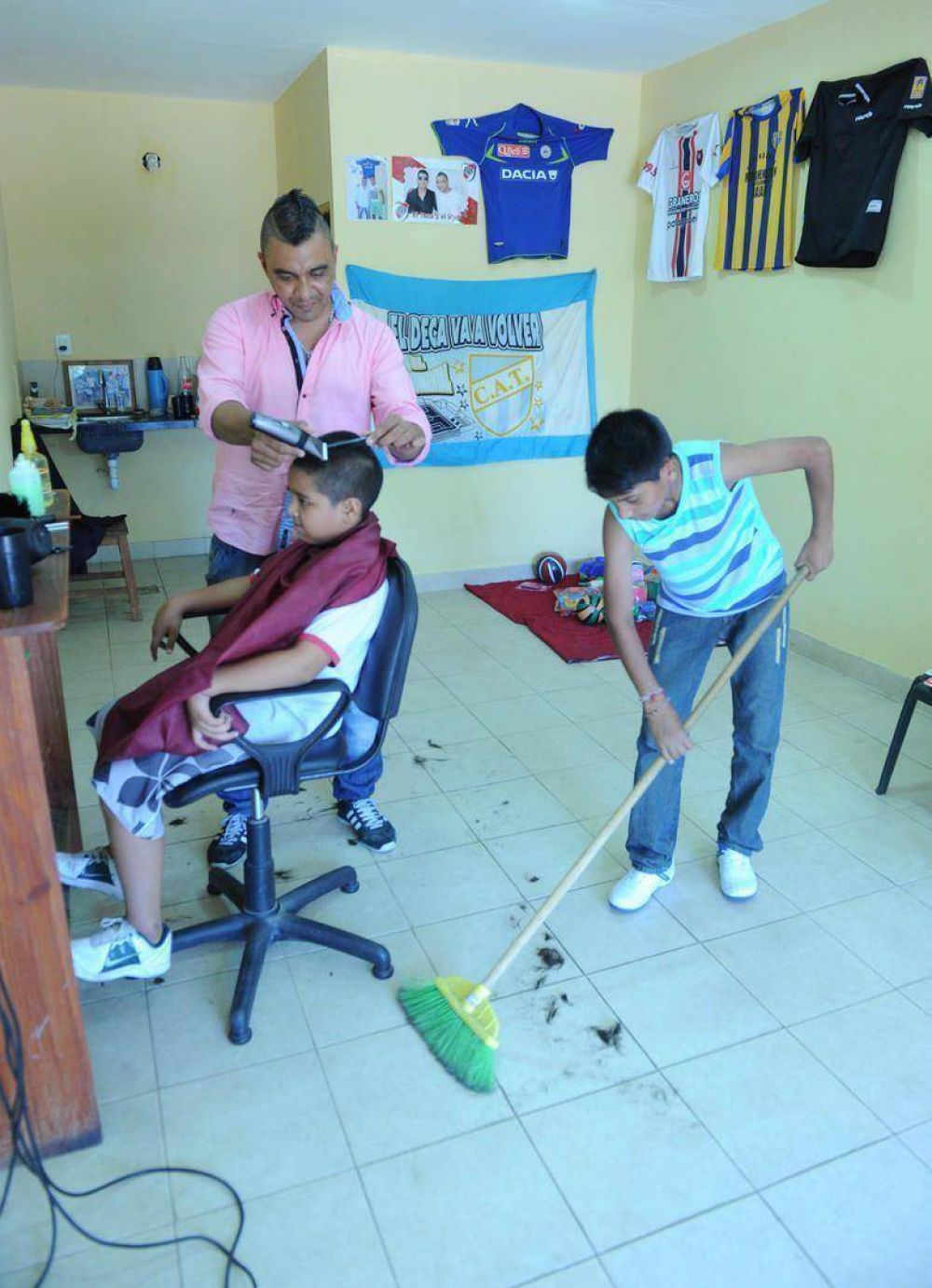 En la peluquer�a de Espinoza el corte costaba un juguete
