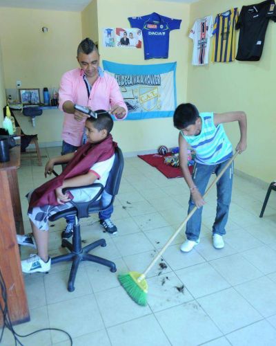 En la peluquer�a de Espinoza el corte costaba un juguete