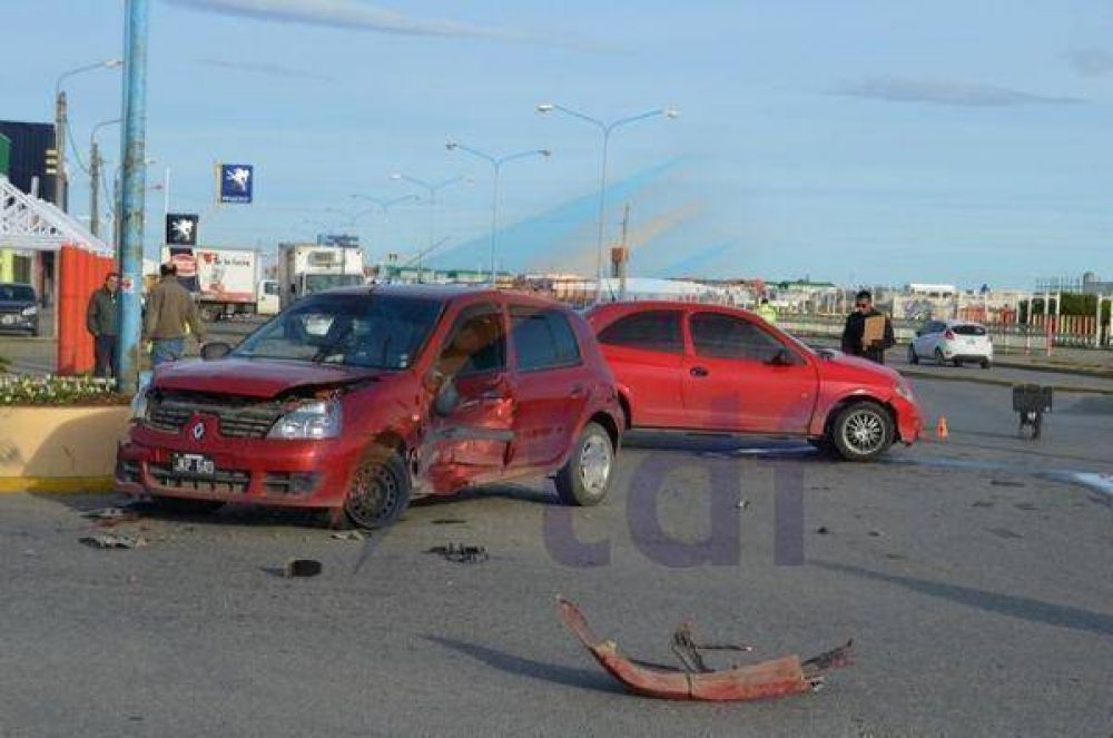 Violento choque en la rotonda dej� un conductor herido