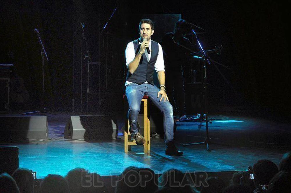 Alex Ubago deleit� a sus fans olavarrienses