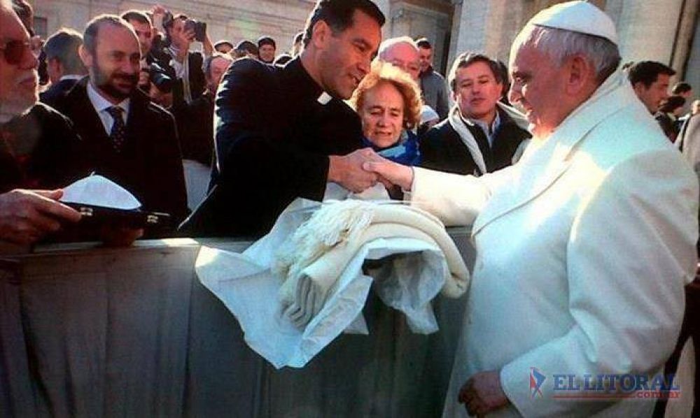 En el Vaticano, mercede�os entregaron el poncho al Papa Francisco en persona