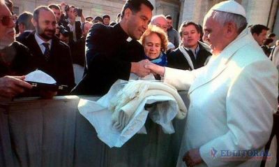 En el Vaticano, mercede�os entregaron el poncho al Papa Francisco en persona