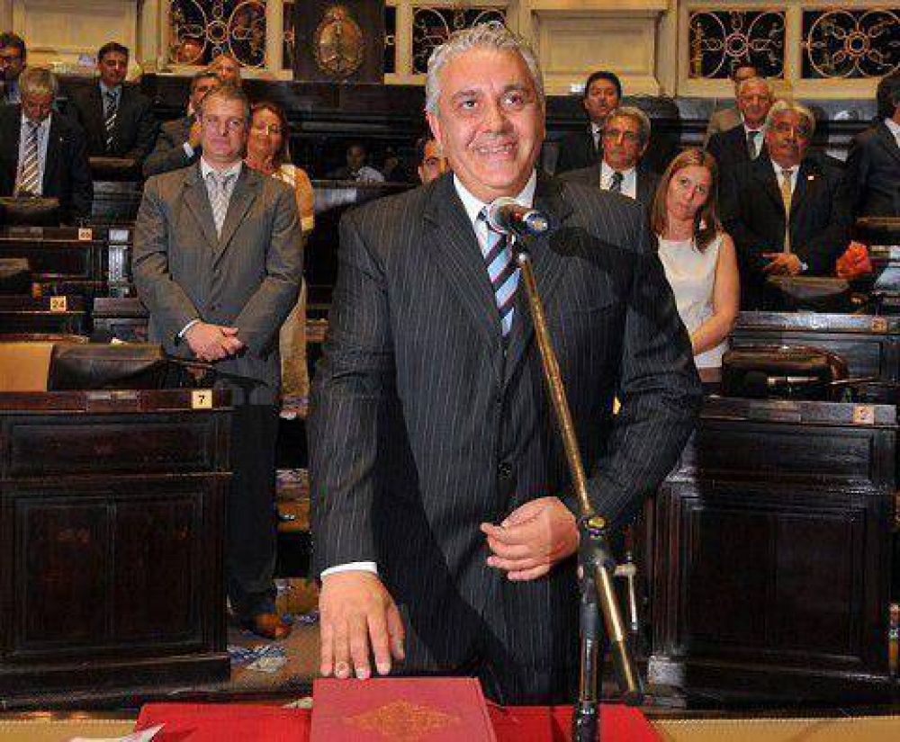 Manuel El�as asumi� por un nuevo mandato como diputado