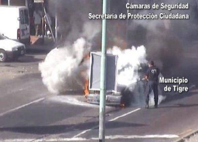 Las c�maras de Tigre y bomberos controlan un incendio automotor
