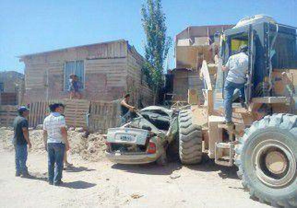 Una m�quina municipal aplast� un auto y se incrust� contra una casa 