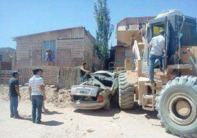 Una m�quina municipal aplast� un auto y se incrust� contra una casa 