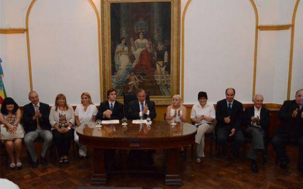 Z�ccaro present� los cambios en el gabinete y pidi� a sus funcionarios que �den respuestas a la gente�