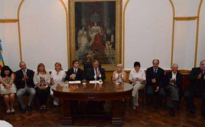 Z�ccaro present� los cambios en el gabinete y pidi� a sus funcionarios que �den respuestas a la gente�