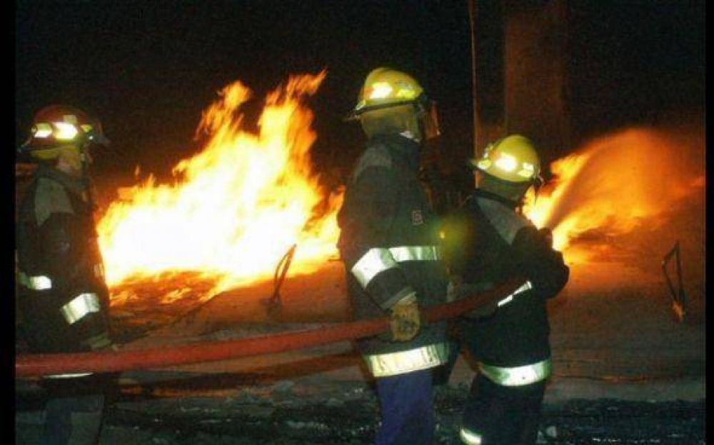 M�s de 20 dotaciones de bomberos fueron necesarias para sofocar incendio en frigor�fico