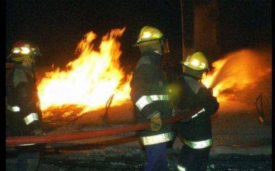 M�s de 20 dotaciones de bomberos fueron necesarias para sofocar incendio en frigor�fico