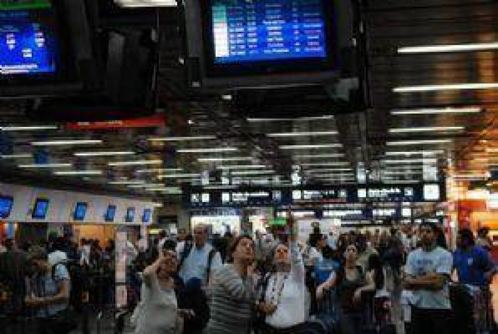 Paran los trabajadores aeroportuarios y Neuqu�n se ve afectado