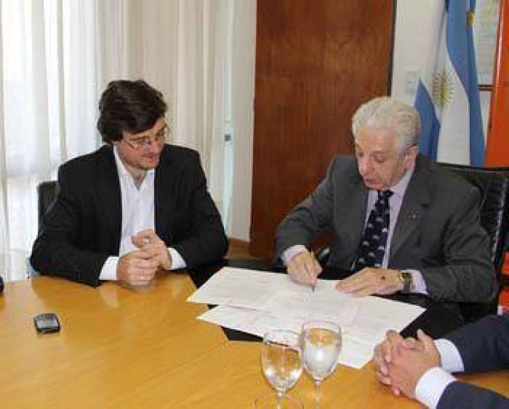 Ghi firm� convenios con la Provincia para fortalecer el empleo local