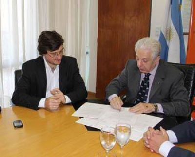 Ghi firm� convenios con la Provincia para fortalecer el empleo local